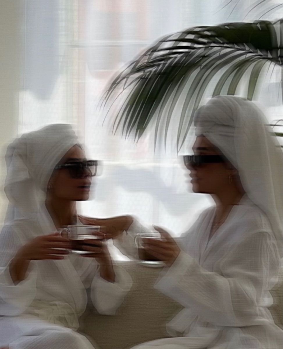 Zwei Frauen entspannen gemeinsam bei einer Tasse Tee im ET Aesthetic Kosmetikstudio